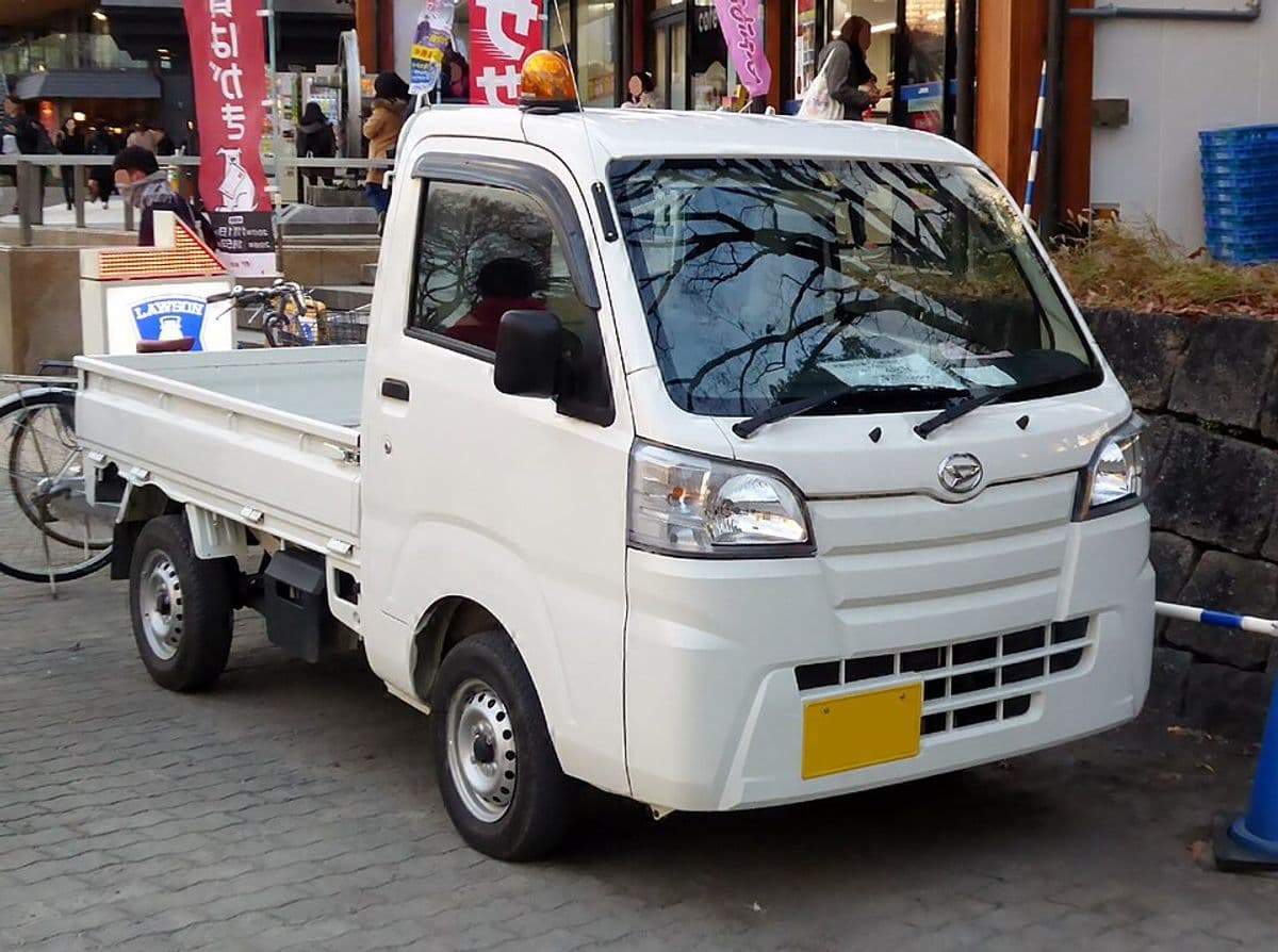 Daihatsu Hijet Truck High-Roof front three-quarter view